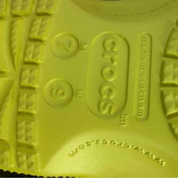 CROCS unisex Lime Green Clogs with Charms size 9 - Picture 3 of 4